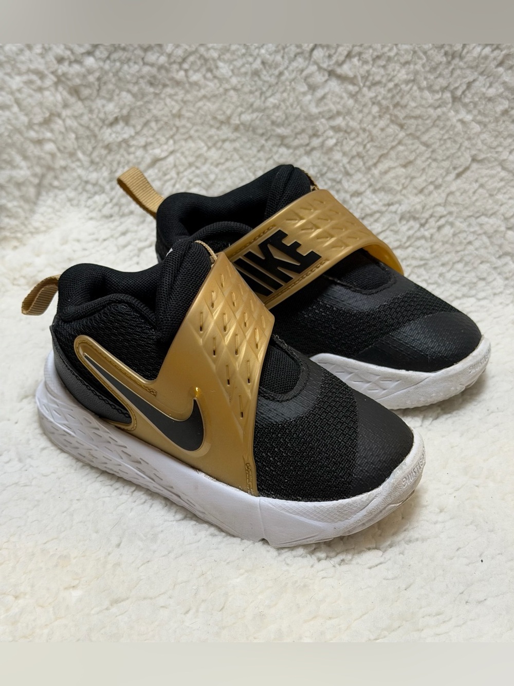 Nike Team Hustle D 12 Basketball Shoes Kids 9C Black Gold HF6280-003